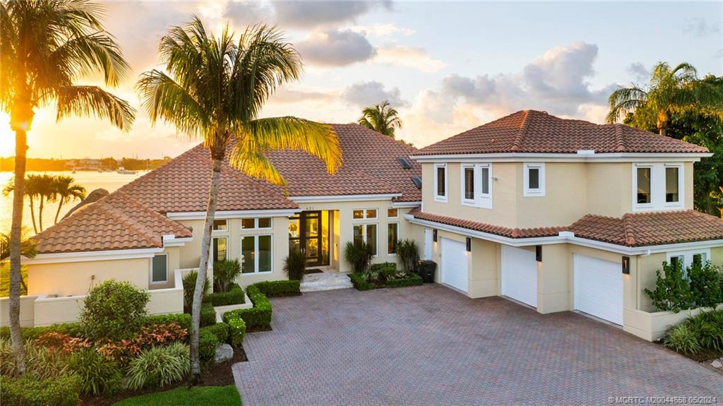 621 SW Bay Pointe Circle