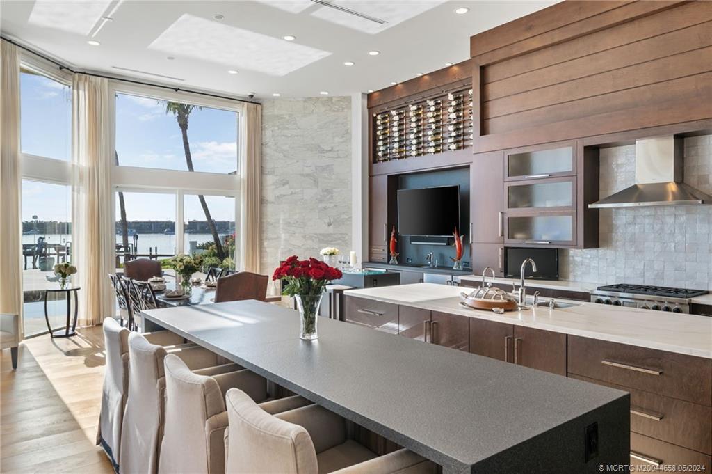 621 SW Bay Pointe Circle