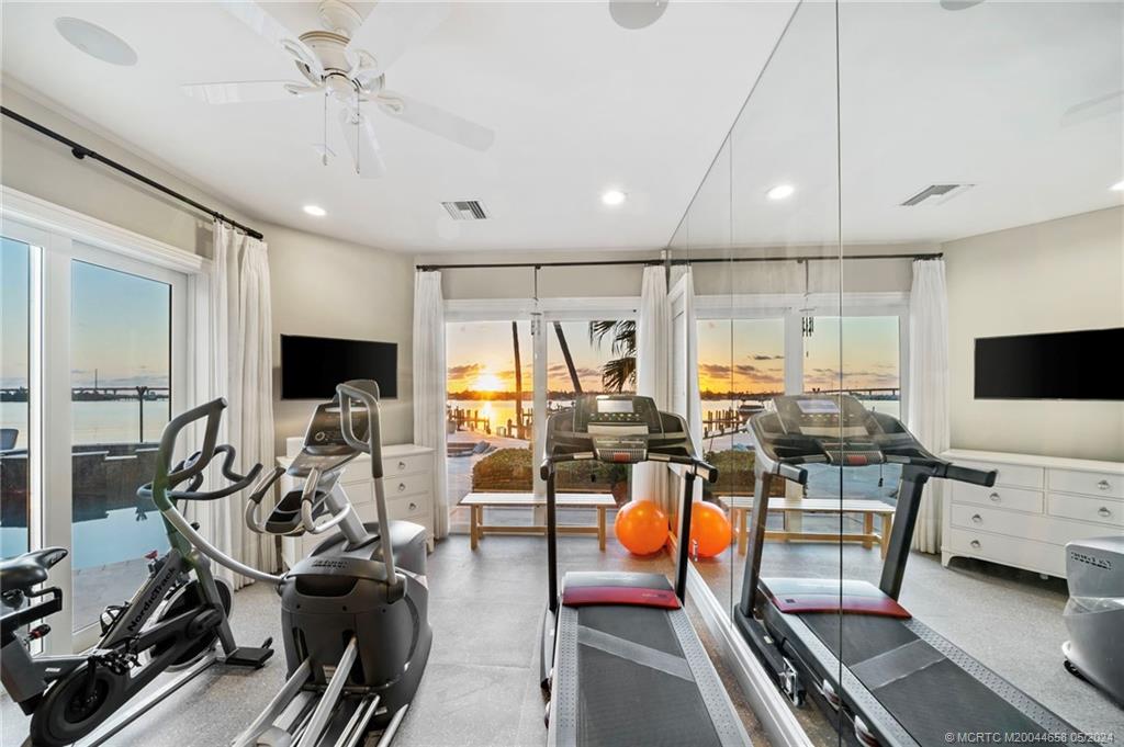 621 SW Bay Pointe Circle