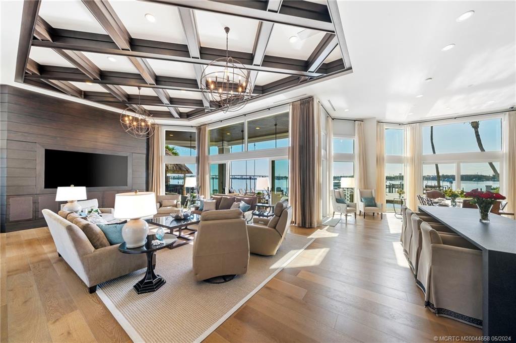 621 SW Bay Pointe Circle