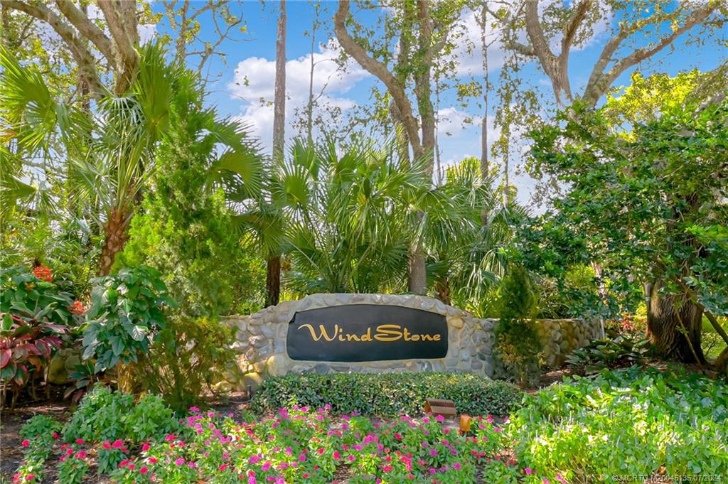 99 SW Wiregrass Ct
