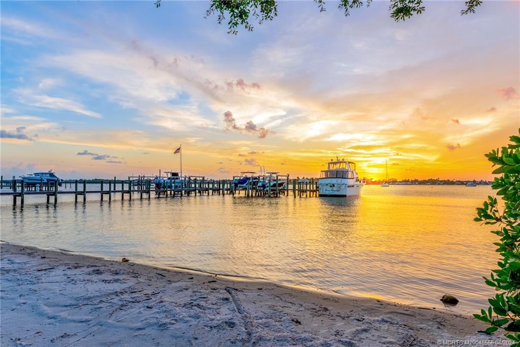 624 SW Saint Lucie Cres 105