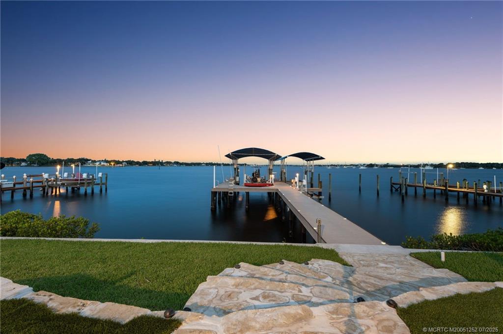 681 SW Bay Pointe Circle