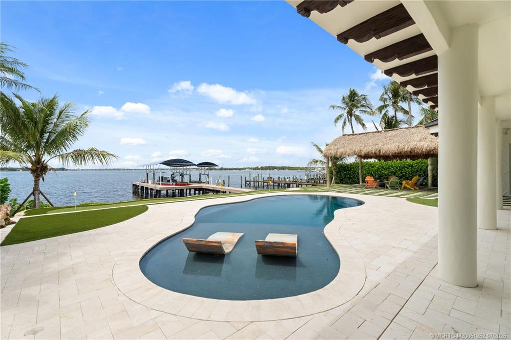 681 SW Bay Pointe Circle