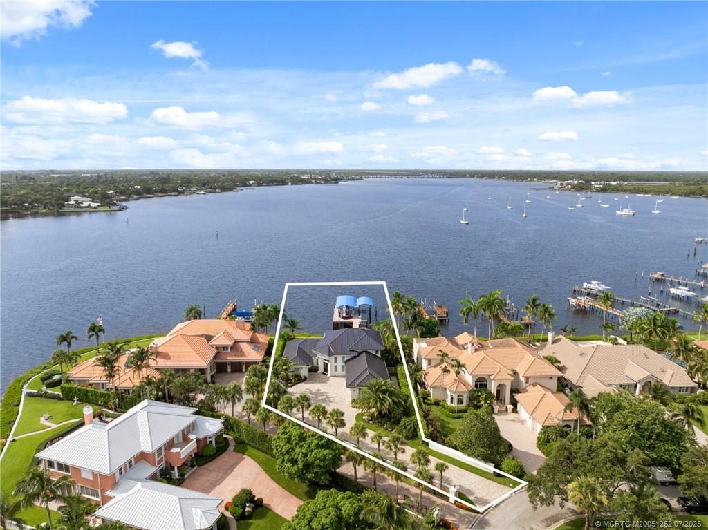 681 SW Bay Pointe Circle