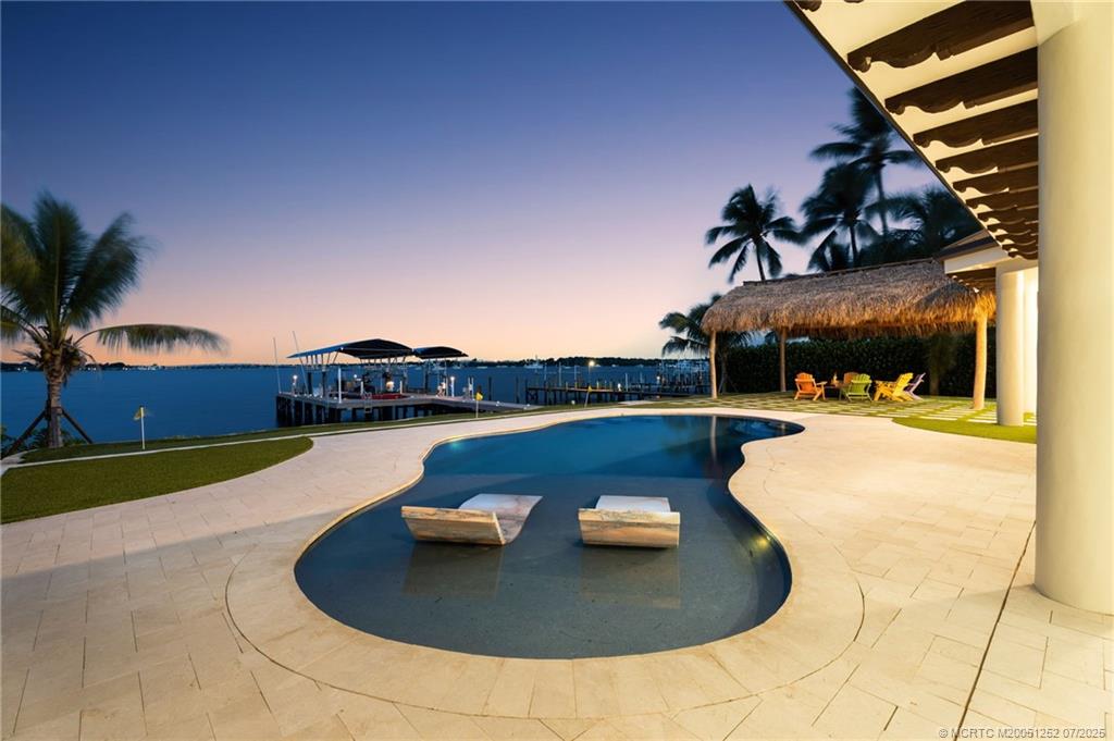 681 SW Bay Pointe Circle