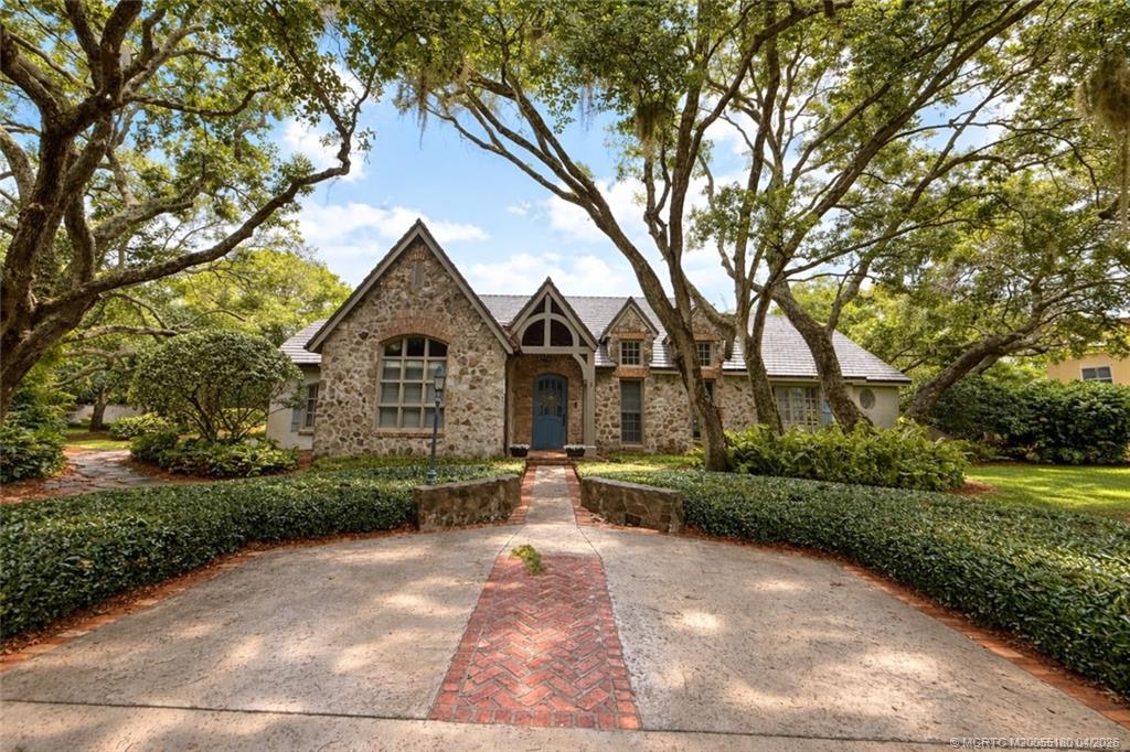 10 Pineapple Lane