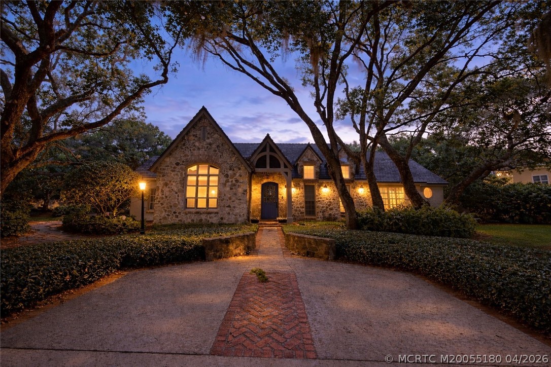 10 Pineapple Lane