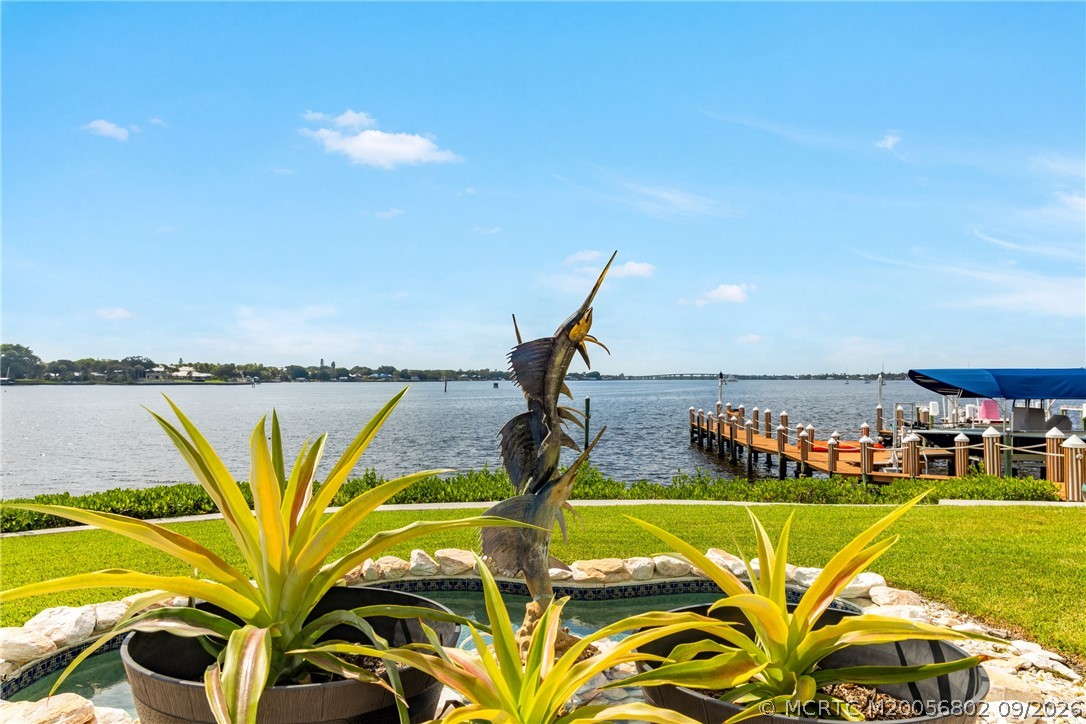 661 SW Bay Pointe Circle