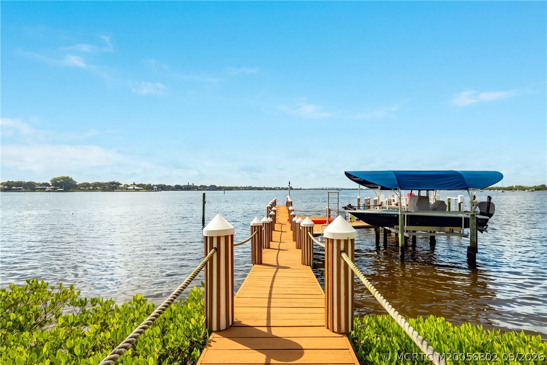 661 SW Bay Pointe Circle