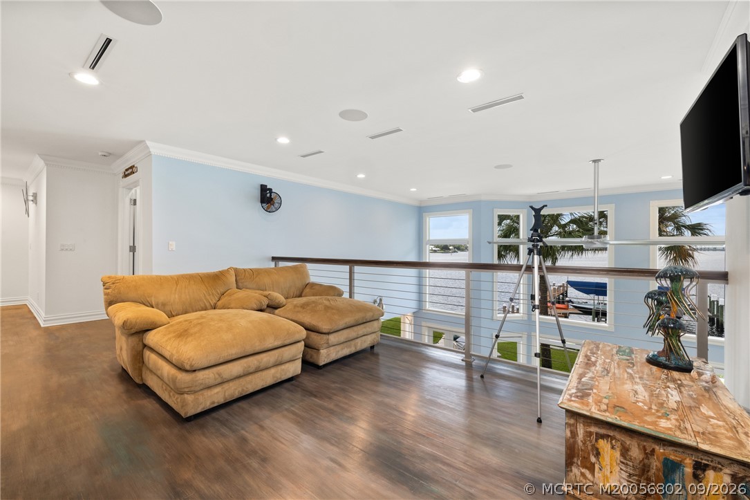 661 SW Bay Pointe Circle
