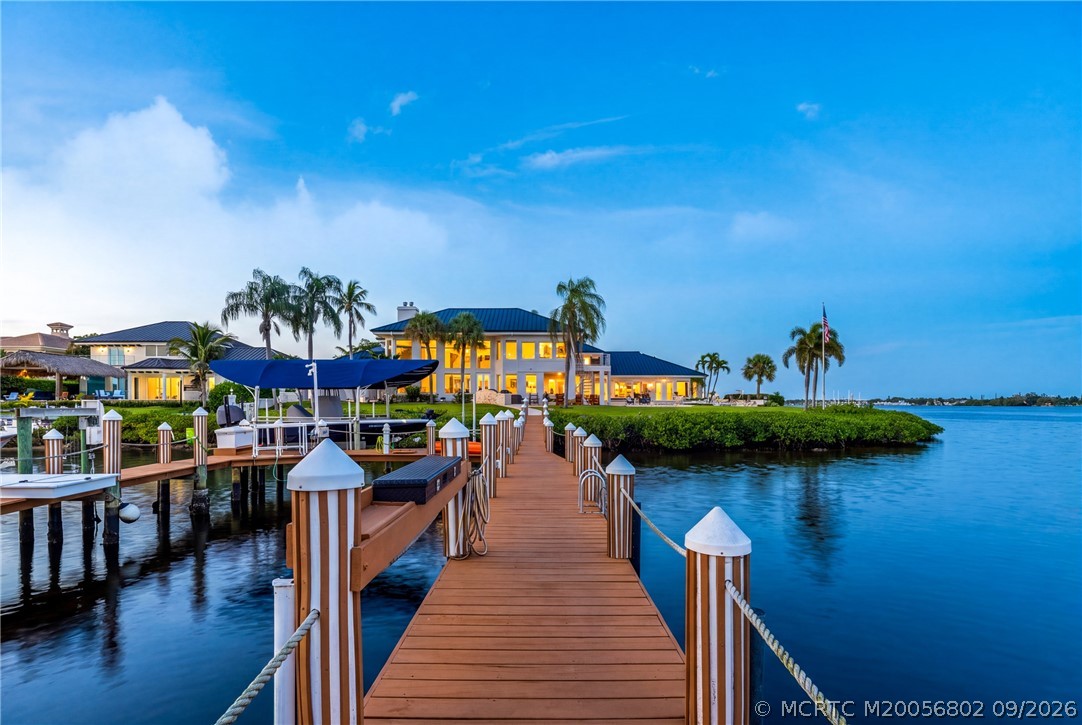 661 SW Bay Pointe Circle