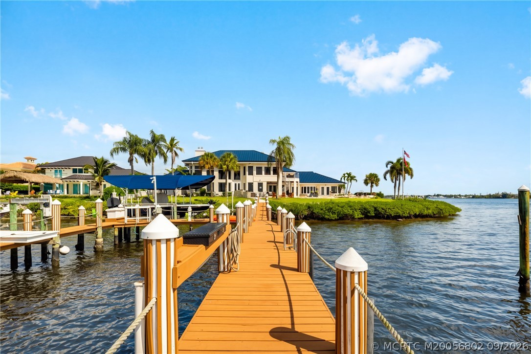 661 SW Bay Pointe Circle