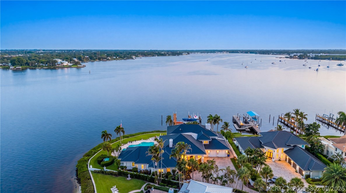 661 SW Bay Pointe Circle