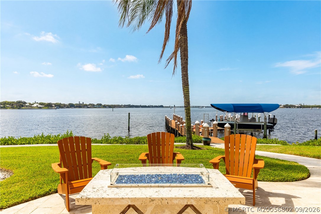 661 SW Bay Pointe Circle