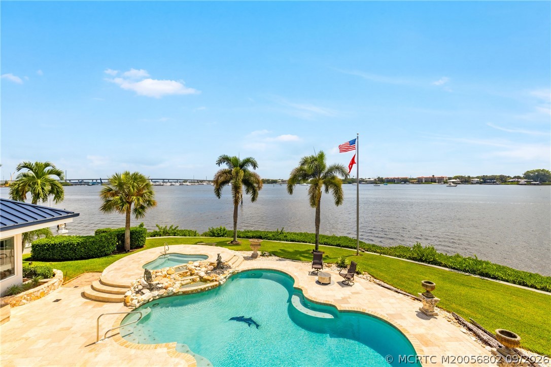 661 SW Bay Pointe Circle