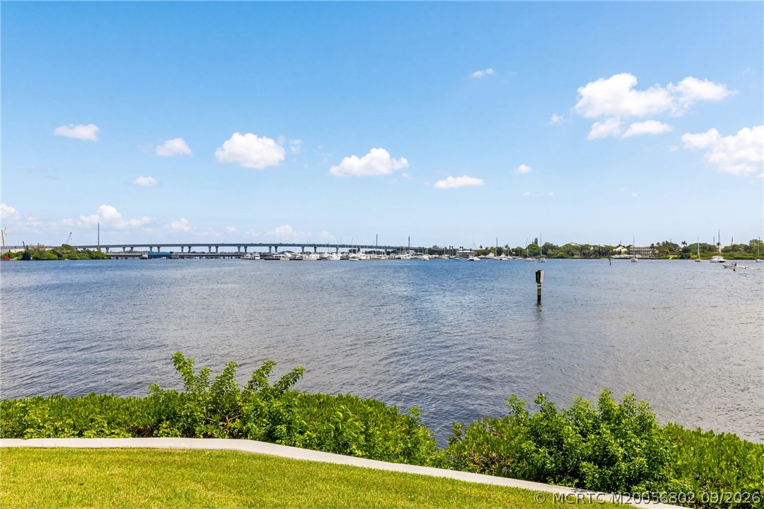 661 SW Bay Pointe Circle