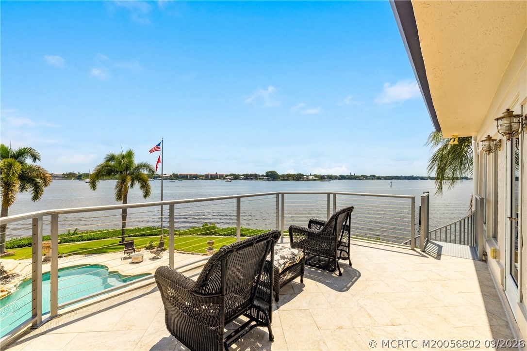 661 SW Bay Pointe Circle