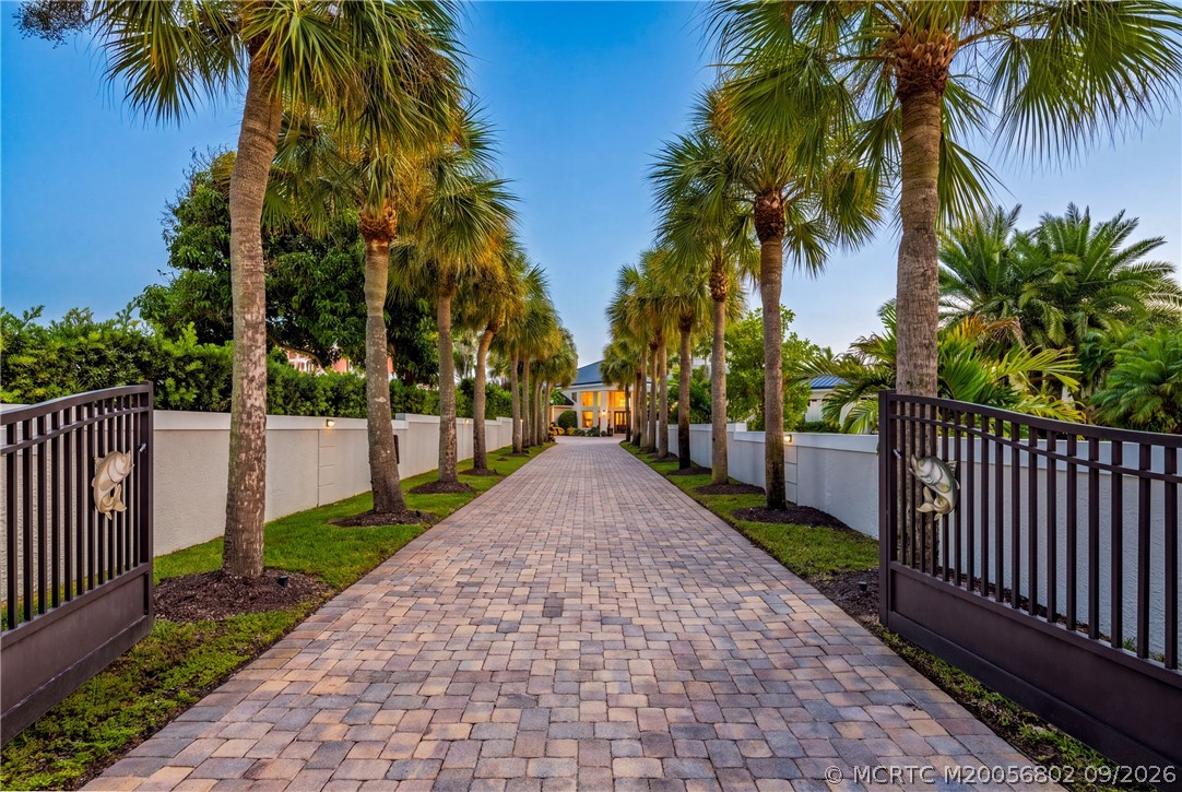 661 SW Bay Pointe Circle