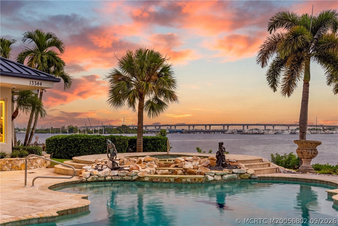 661 SW Bay Pointe Circle