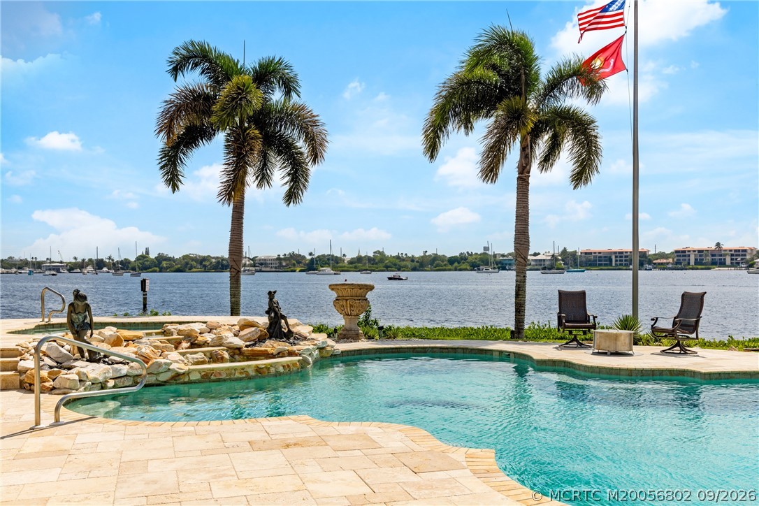 661 SW Bay Pointe Circle