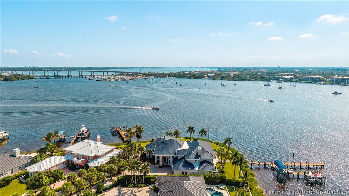 661 SW Bay Pointe Circle