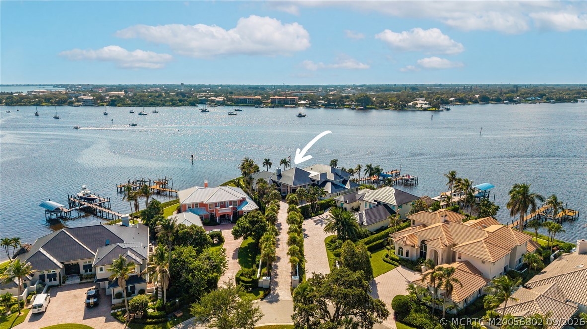 661 SW Bay Pointe Circle