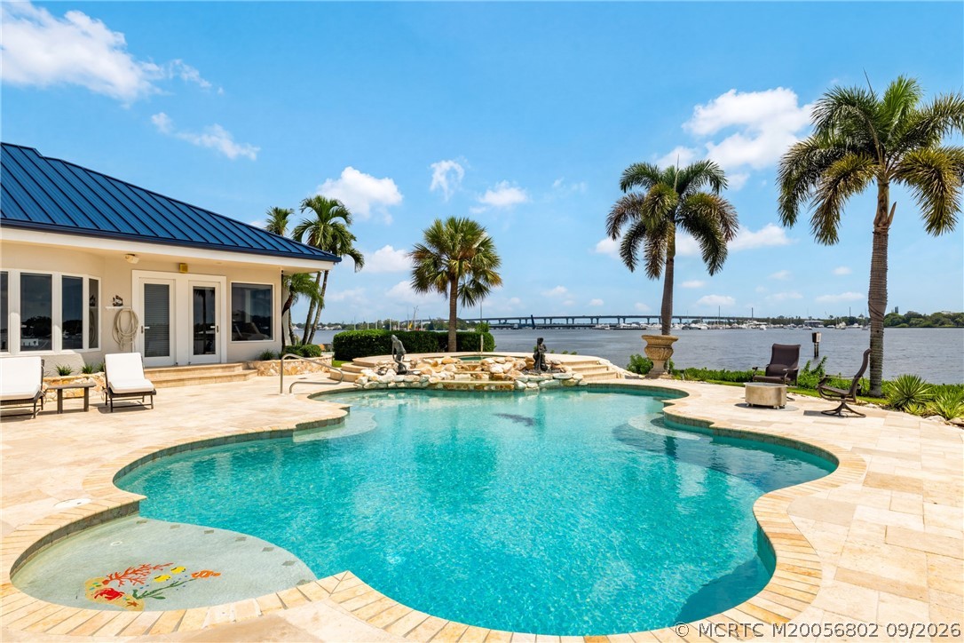 661 SW Bay Pointe Circle