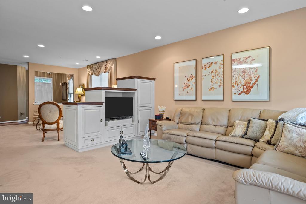 921 Hamilton Way