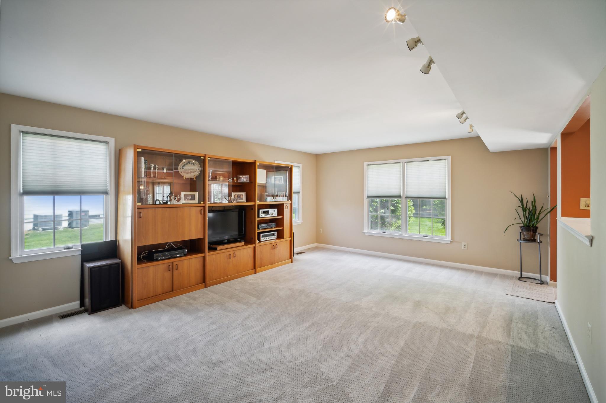 716 Castlewood Dr