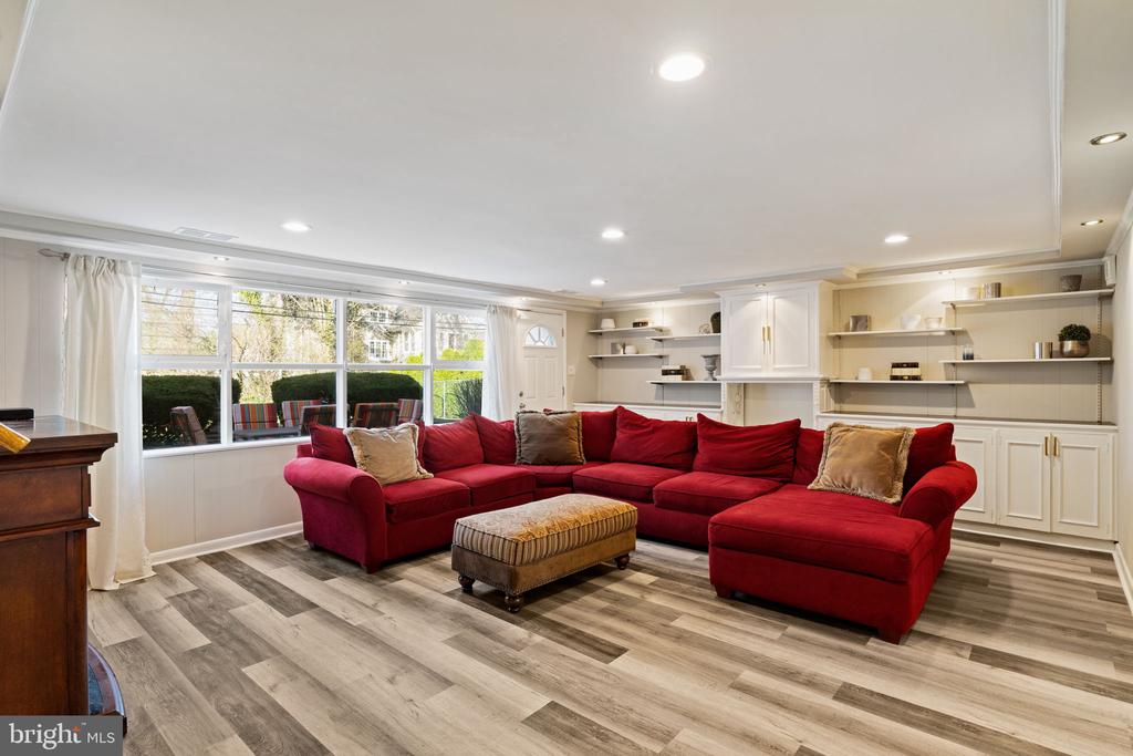 1021 Stratford Ave