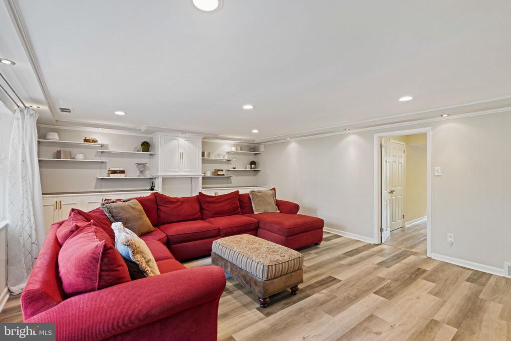1021 Stratford Ave