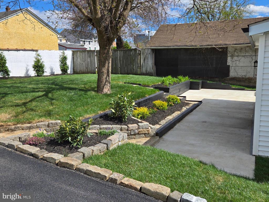 471 New Elm St