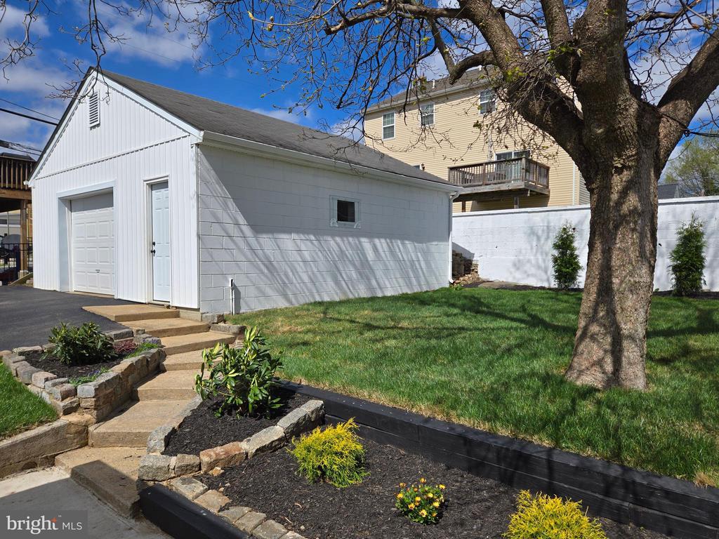 471 New Elm St