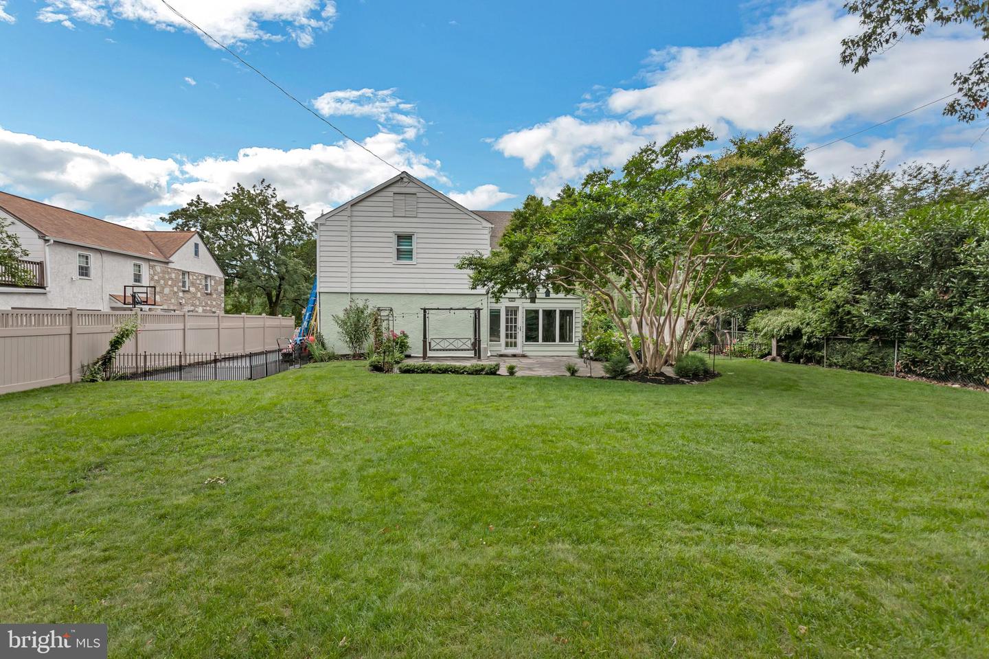 811 Stratford Ave