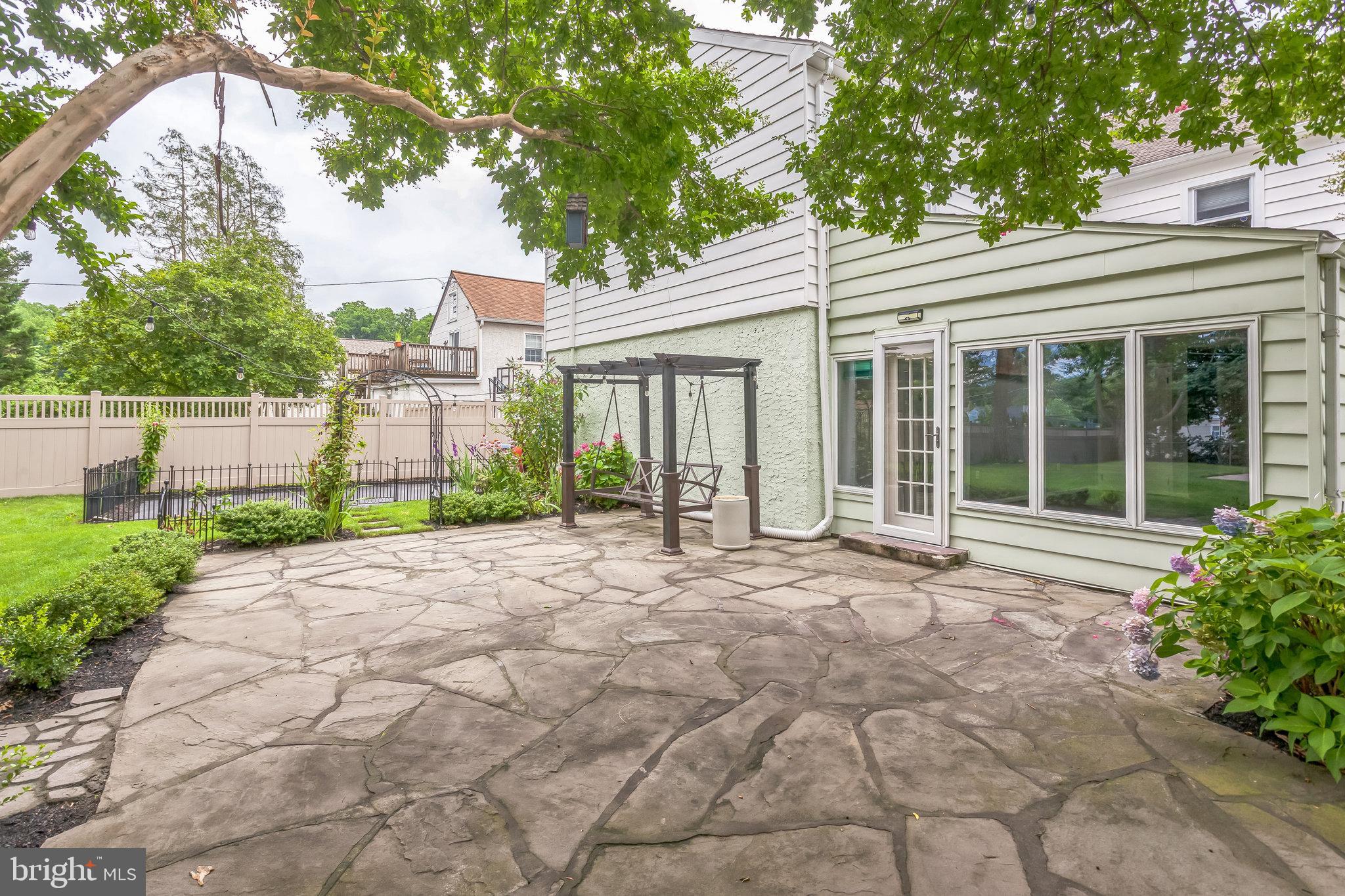 811 Stratford Ave