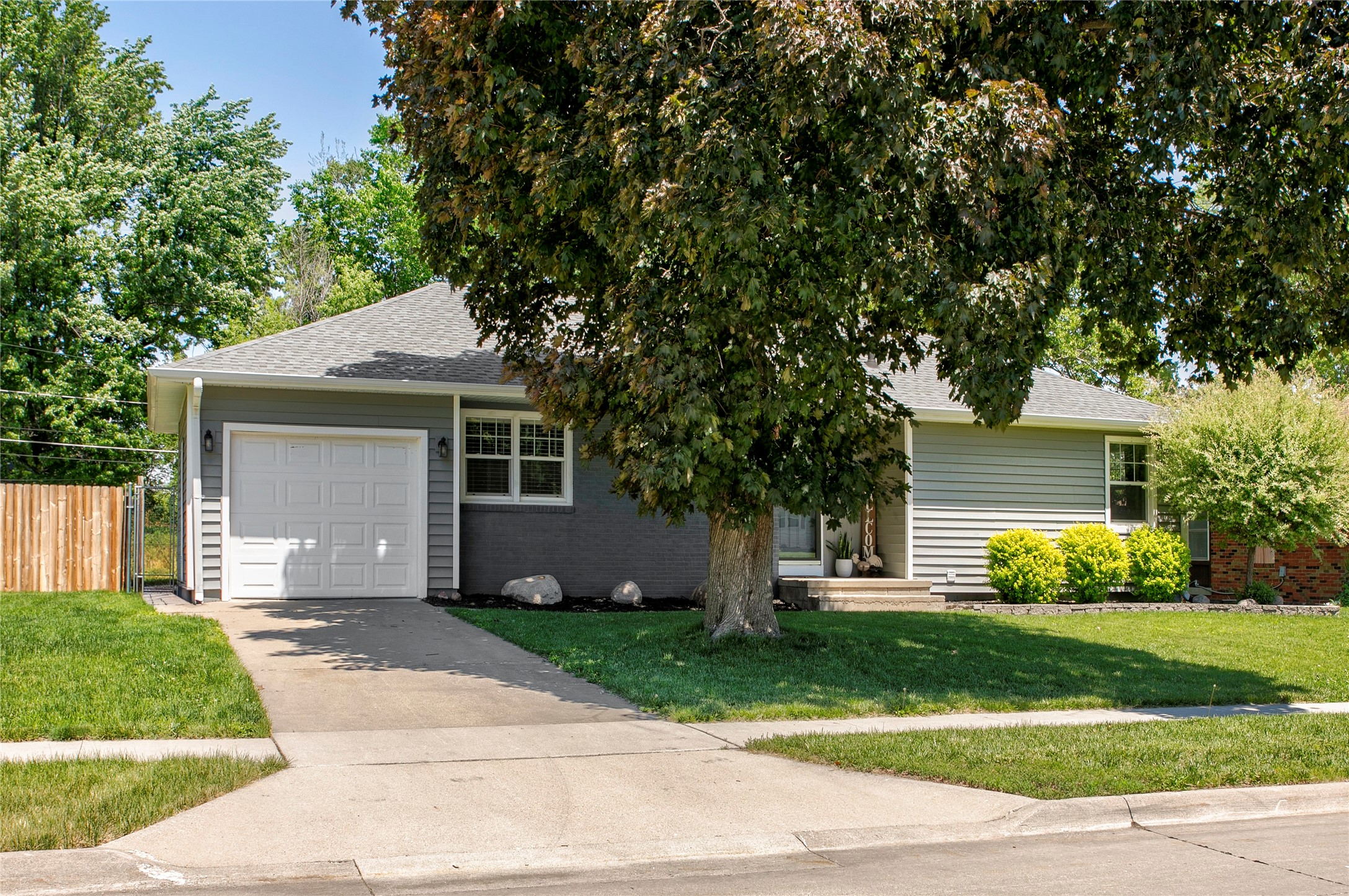 314 SE East Lawn Drive