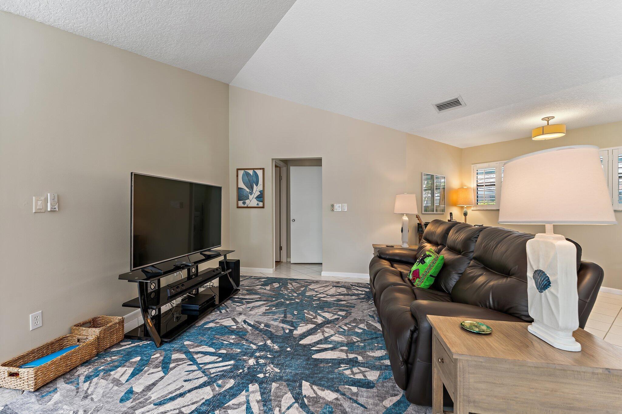 1127 E Seminole Avenue 4b
