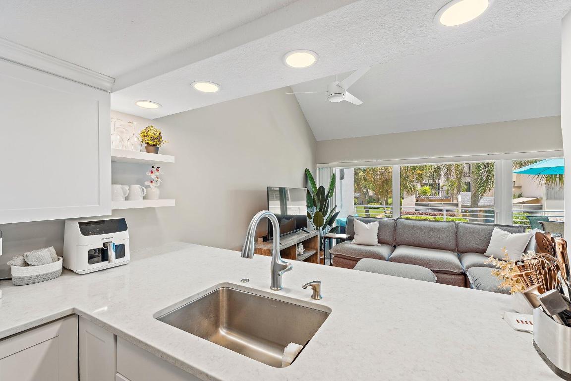 1605 S Us Highway 1 209m2