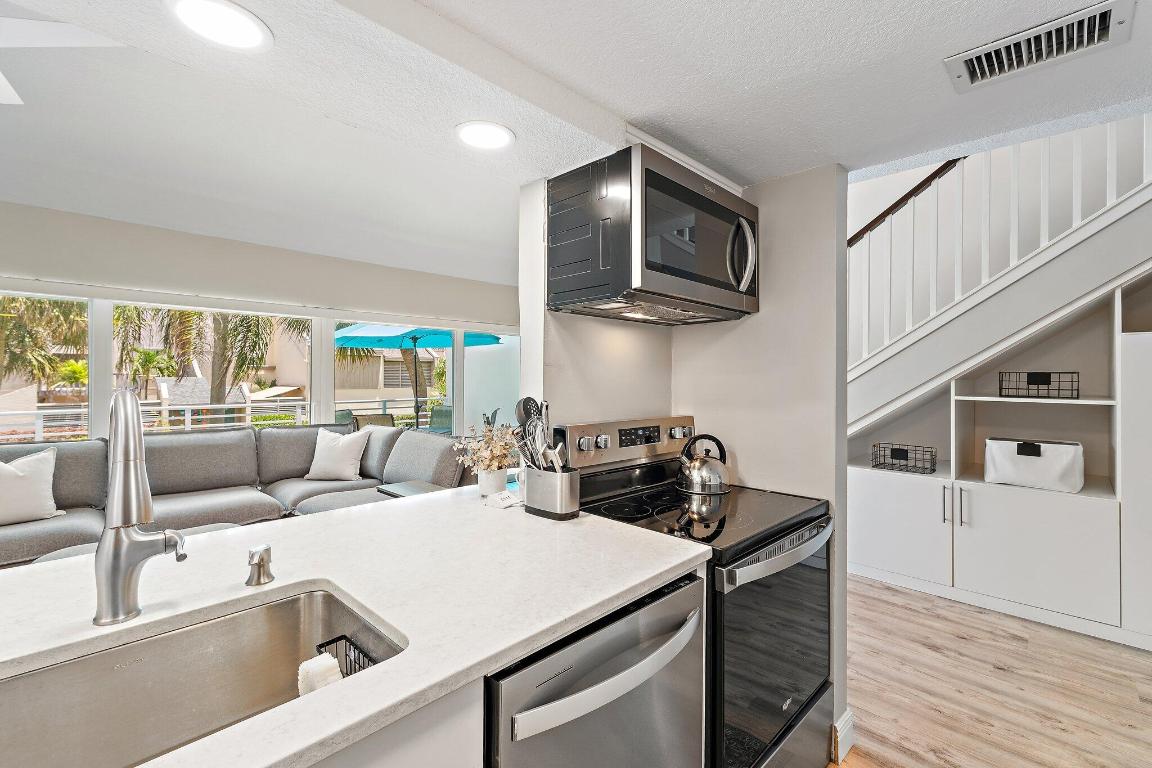 1605 S Us Highway 1 209m2