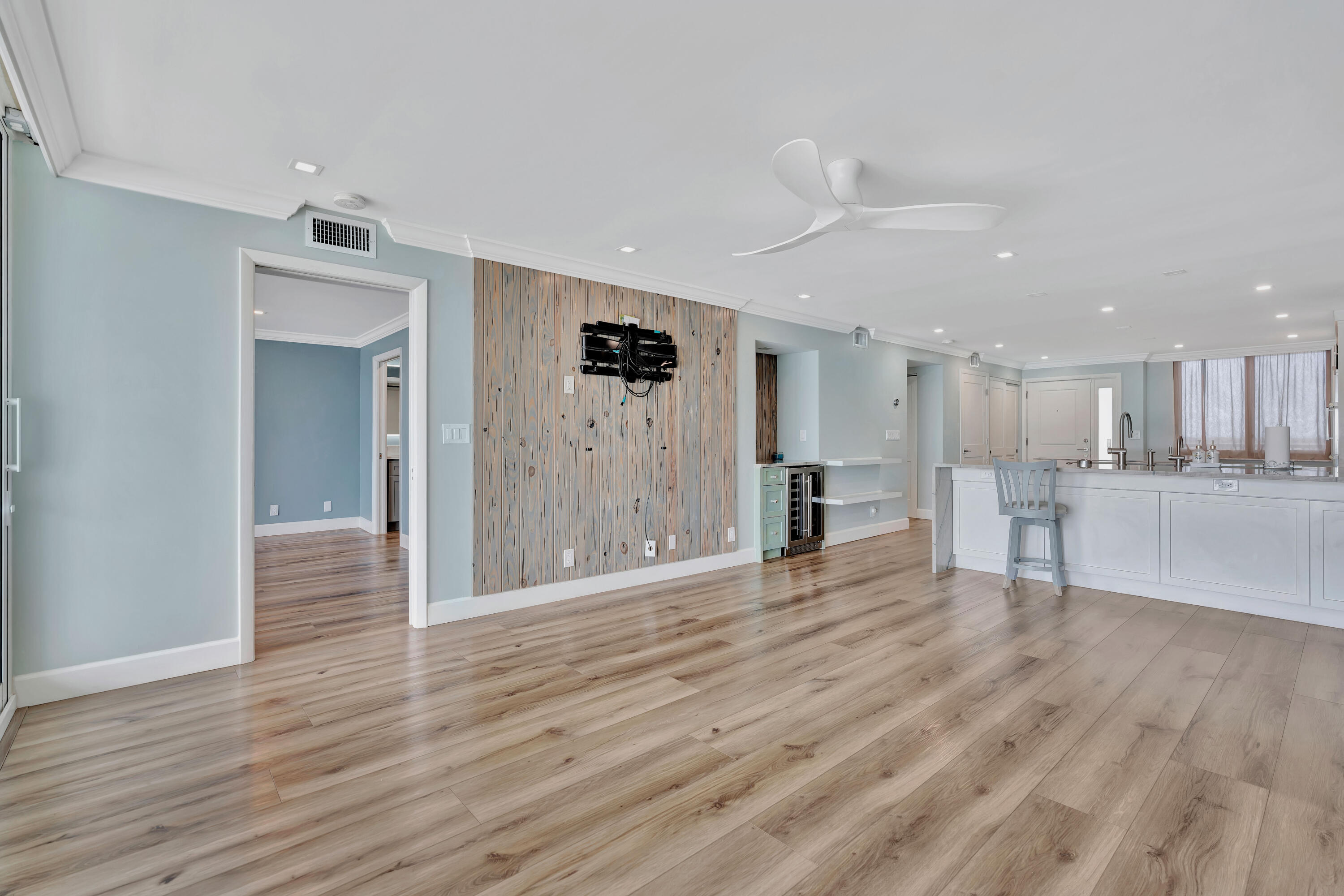 911 Ocean Drive 704