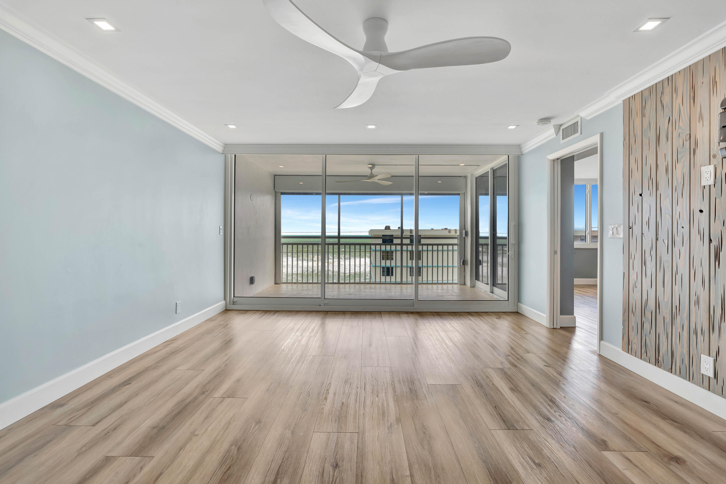 911 Ocean Drive 704