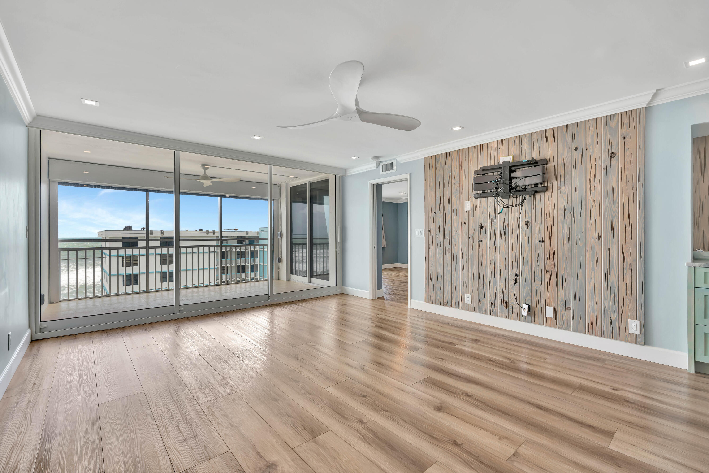 911 Ocean Drive 704