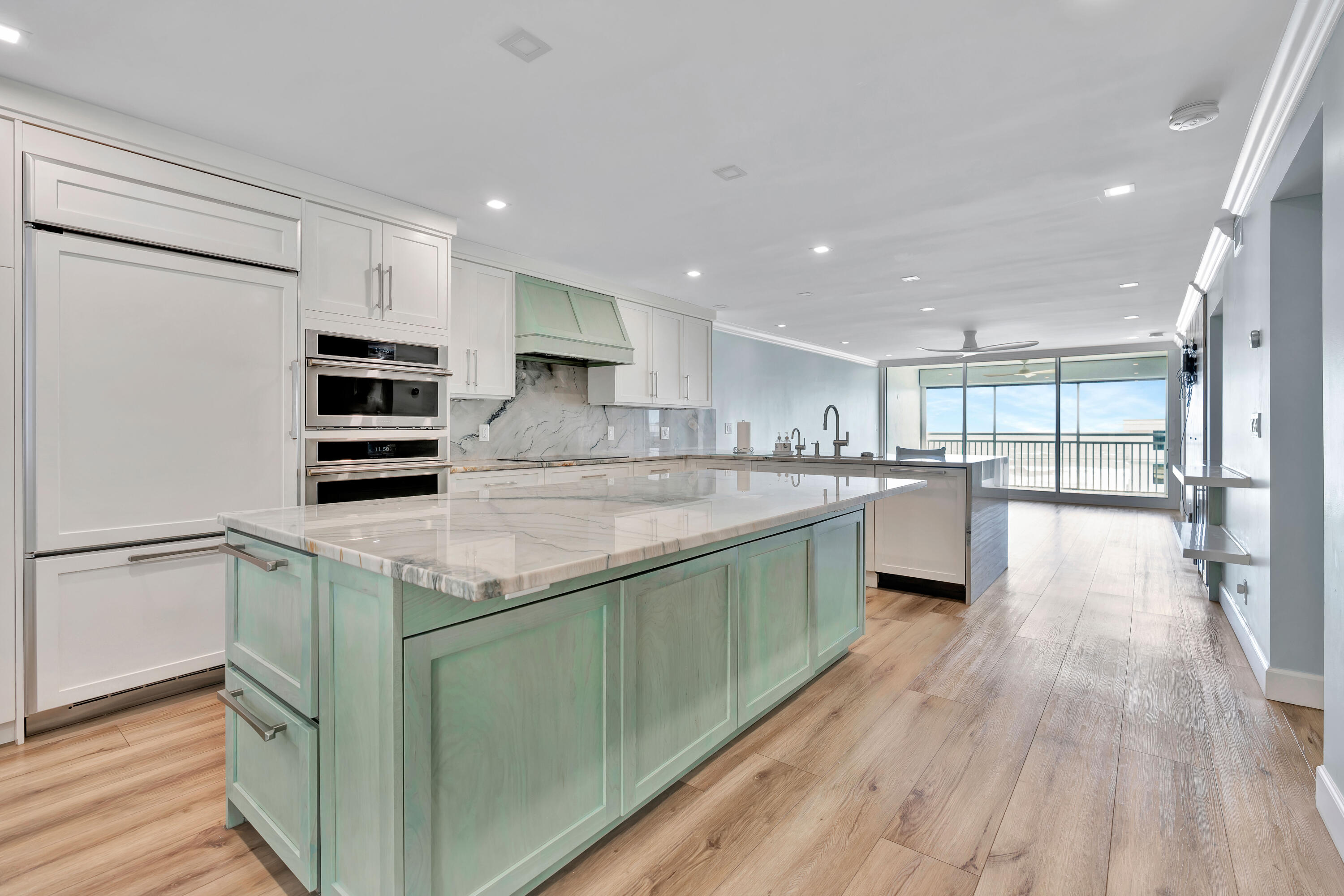 911 Ocean Drive 704