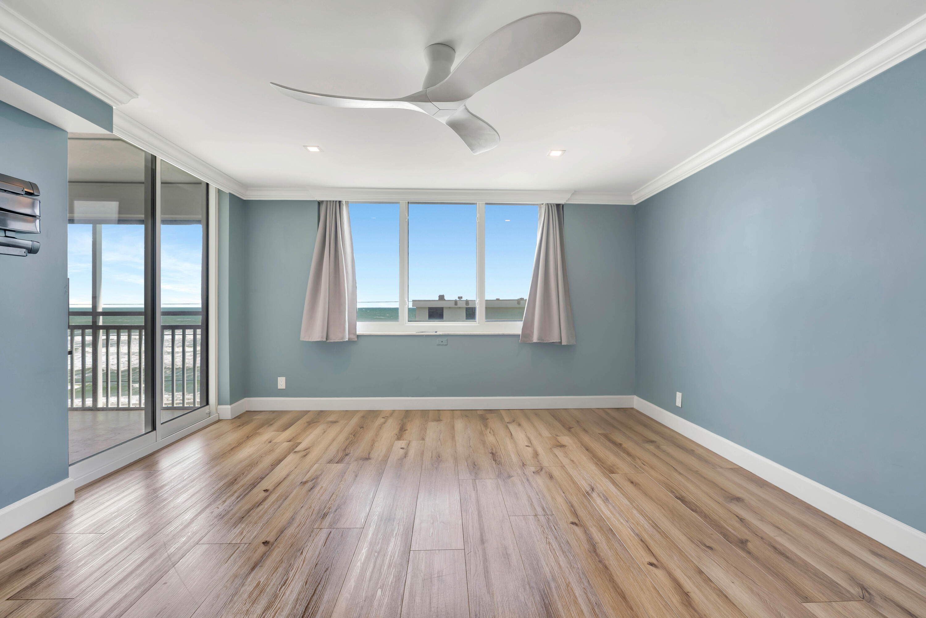 911 Ocean Drive 704