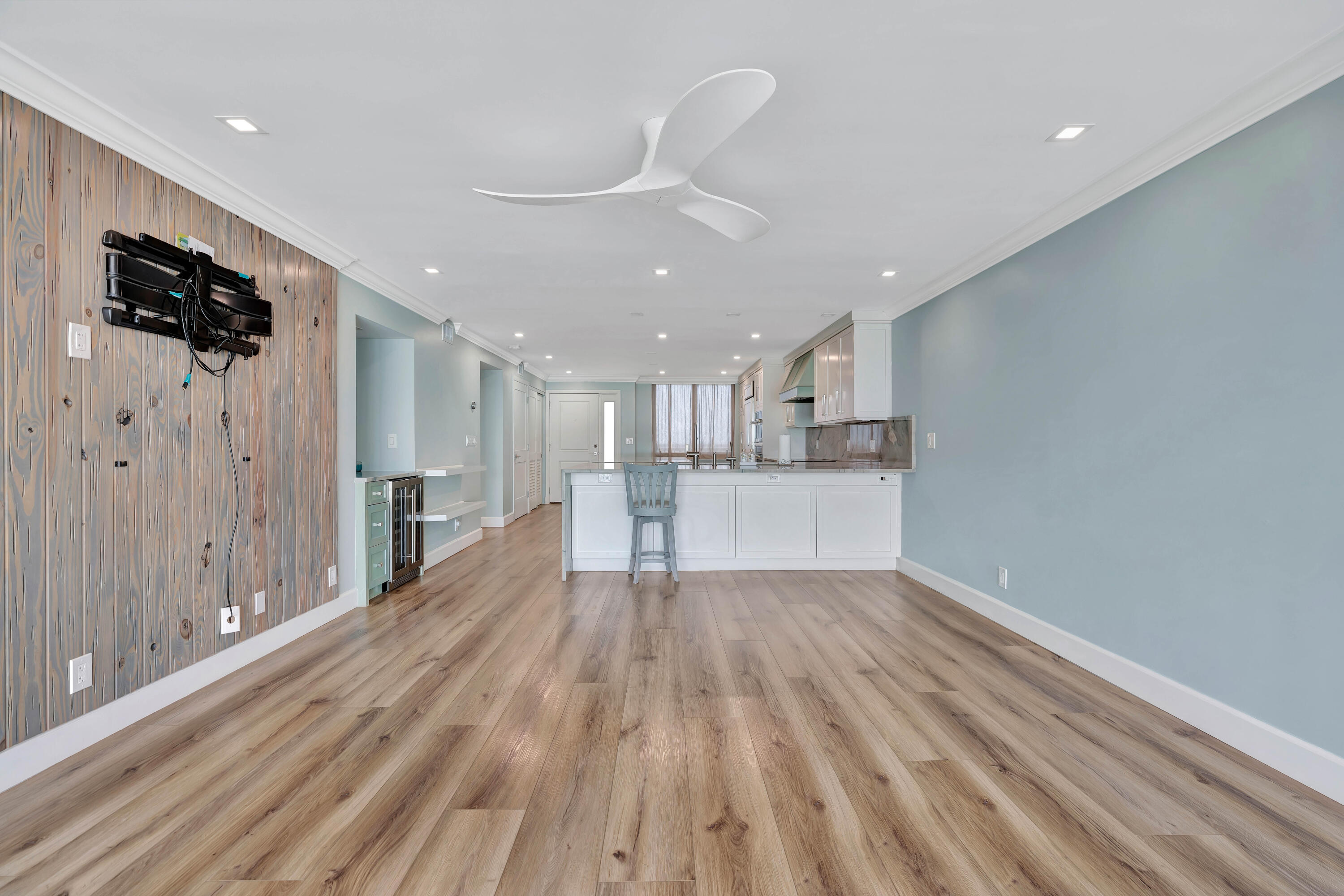 911 Ocean Drive 704