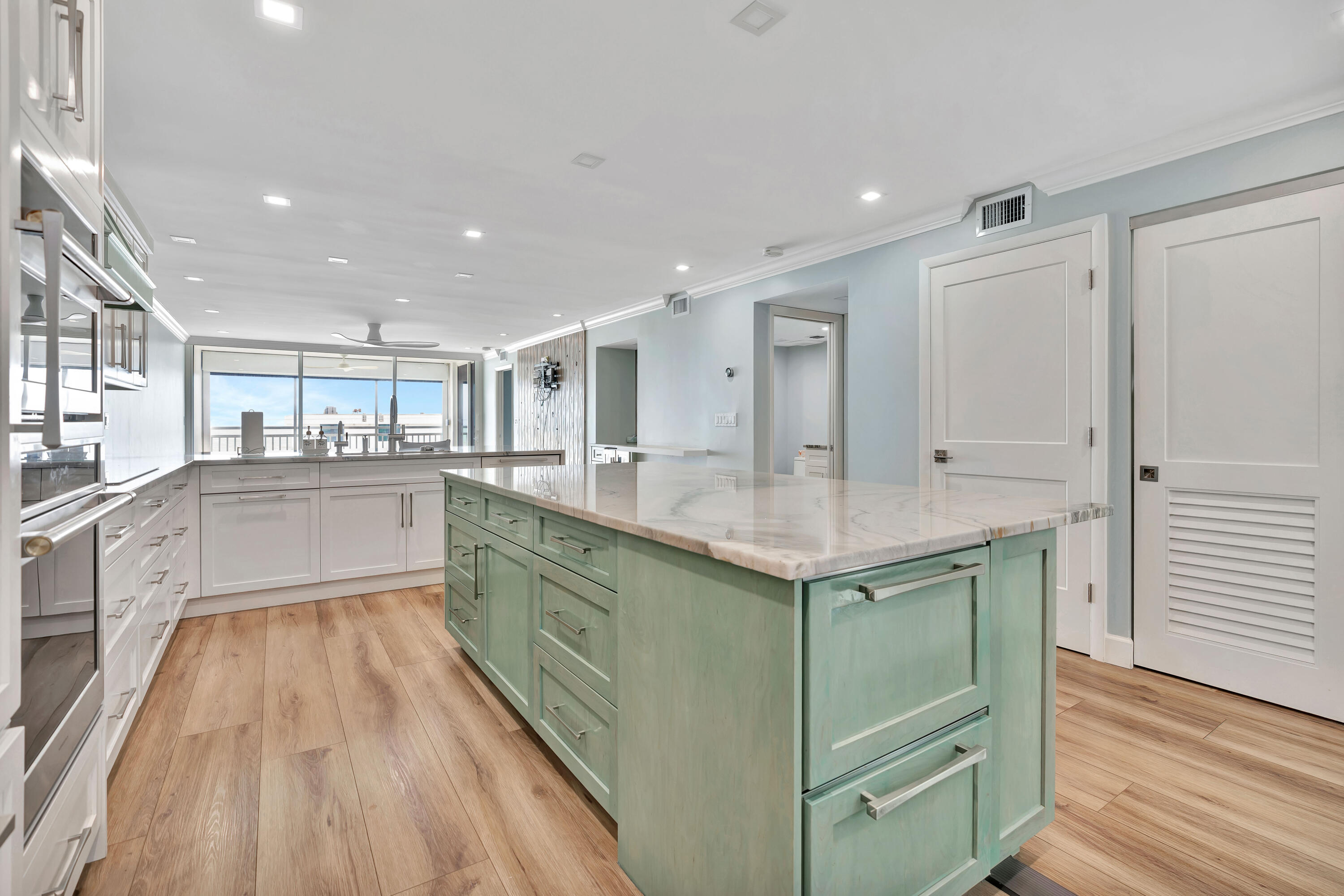 911 Ocean Drive 704