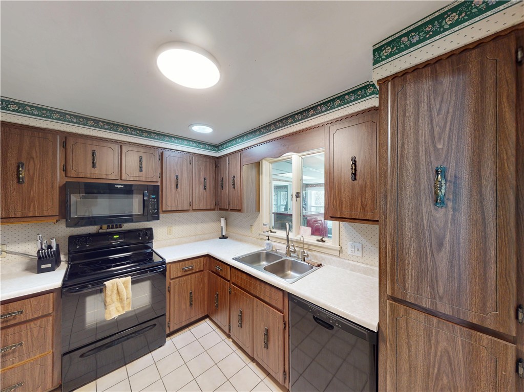 225 Fairway Ln