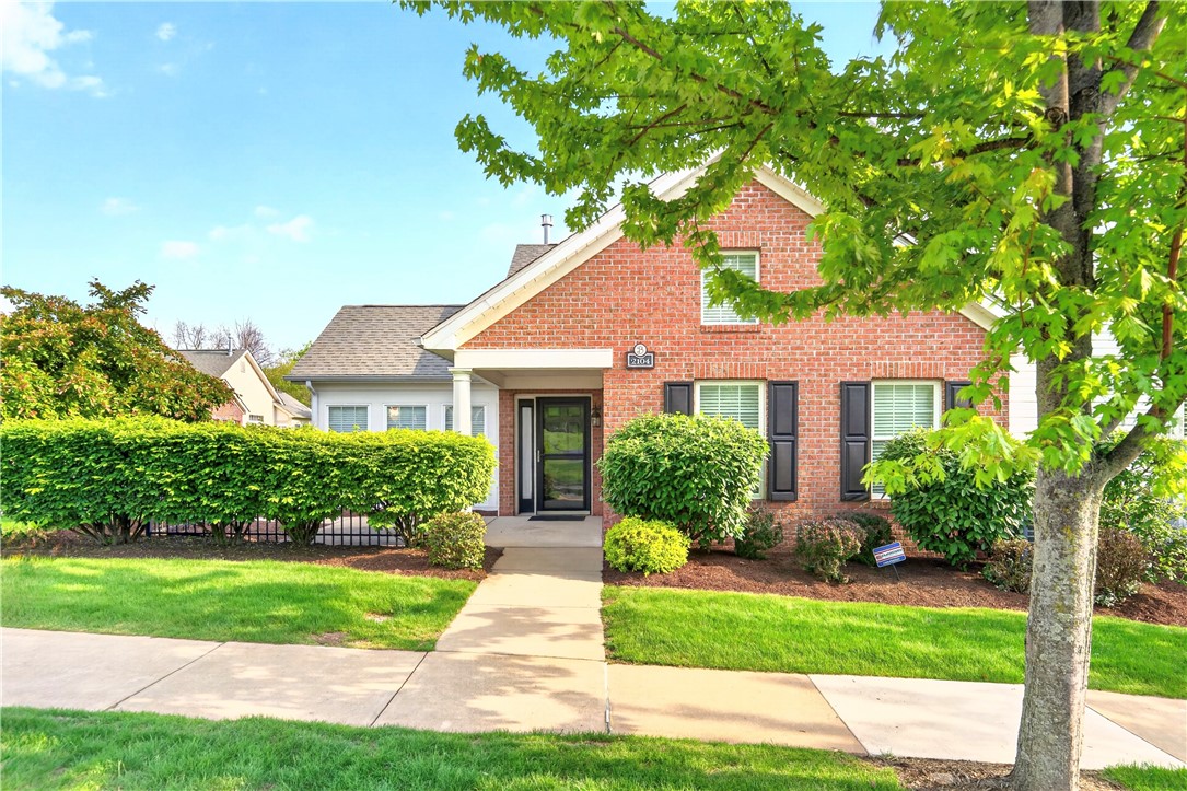 2104 Isleworth Ln