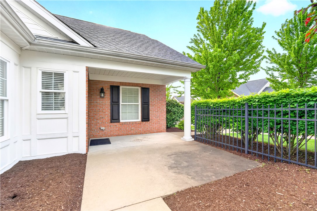 2104 Isleworth Ln